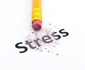 Radiergummi radiert Wort Stress aus.